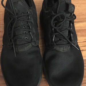 EUC size 7.5 black Nike tennis shoes